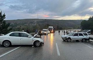 Otomobillerin kullanılmaz hale geldiği kazadan burunları...