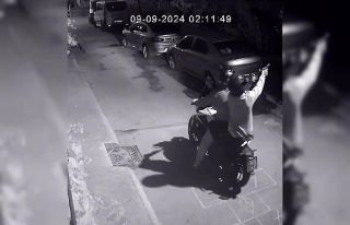 Pendik’te motosikletli şahıs hem apartmana ateş...