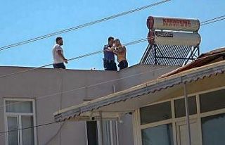 Polis çatıya çıkan adamı indirmek için uzun...