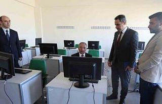 Prof. Dr. Karabulut, bilgisayar laboratuvarında incelemelerde...