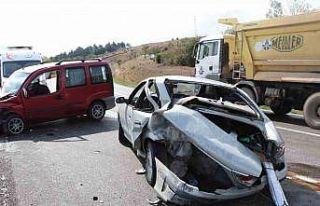 Samsun’da hafif ticari araç ile otomobil çarpıştı:...