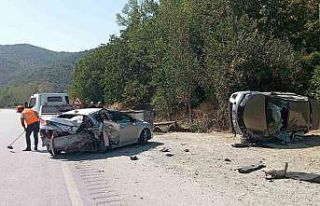 Seyir halindeki araç park halindeki otomobile çarptı:...