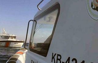 Tekneleri alabora olan ve deniz yüzeyinde bulunan...