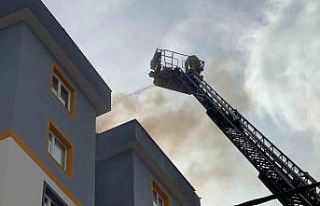 Ümraniye’de 10 katlı binanın çatısı alevlere...