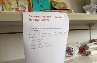 Yalova’da bir kırtasiyede askıda defter-kalem...