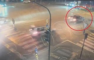 16 yaşındaki kızın yaralandığı kaza anı kameraya...