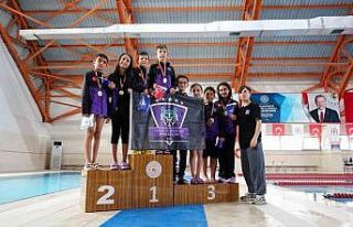 203 sporcu derecele girmek için kulaç attı