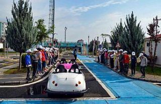 300 öğrenciye trafik eğitimi veriliyor
