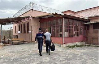 33 yıl 4 ay hapis cezası bulunan şahıs saklandığı...