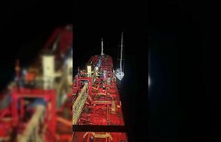 4 gün denizde mahsur kalan 78 göçmeni Türk kaptan...