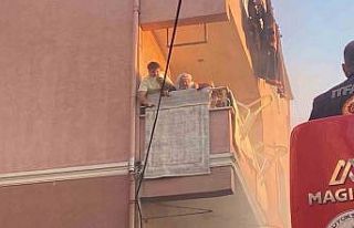 4 katlı binada yangın paniği: Mahsur kalanları...