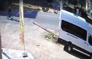 5 metrelik direği yola devirdi, bisiklet sürücüsü...