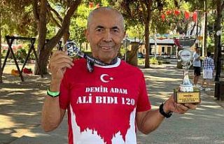 75 yaşındaki Demir Adam, Alanya Triatlonu’ndan...