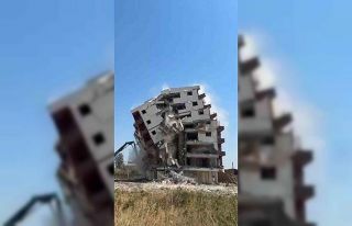 8 katlı bina iş makinesinin darbesiyle yerle bir...