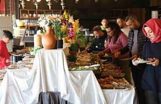 90 çeşit kahvaltıyla önce müşterilerin ardından...