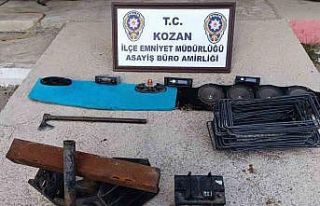 Acemi hırsızlar müzik dinlerken yakayı ele verdi