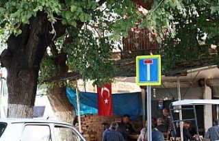 Adana’da esnaftan teröre Türk bayraklı tepki