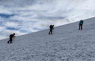 Ağrı Dağı’na zorlu tırmanış