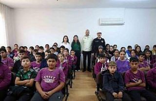 AKOM, okullarda afetlere karşı öğrencileri bilgilendiriyor