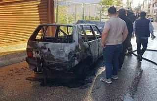 Alevlere teslim olan otomobil kullanılmaz hale geldi