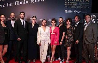 Altın Portakal Film Festivali kırmızı halı geçidinde...