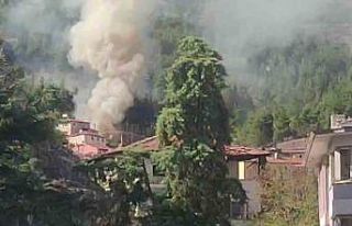 Amasya’da ormana bitişik 3 ev yangında kül oldu