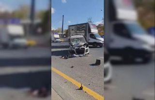 Ankara’da otomobil aydınlatma direğine çarptı:...