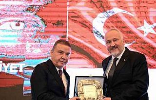 Antalya Belediye Başkanı Böcek: “Turizme hizmet...