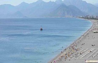 Antalya’nın sabahı kış, öğleni yaz oldu, tatilciler...