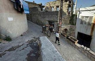 Araç giremeyen dar ve engebeli sokakların temizliği...