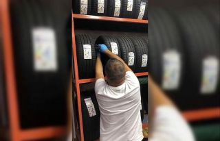 Araç lastiği satılan işyerinde lastiklerin içinde...