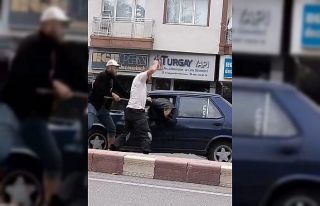 Aracın camından dışarı çıkardıkları sürücüyü...