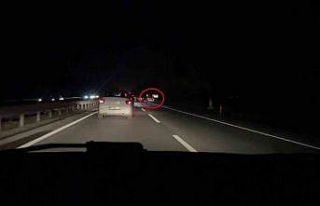 Araçları sıkıştırdığı yetmedi emniyet şeridine...