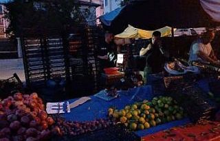 Aralarında husumet bulunan pazarcıyı tezgahı başında...