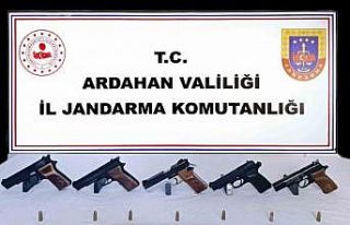 Ardahan’da otomobilde 5 adet ruhsatsız tabanca...