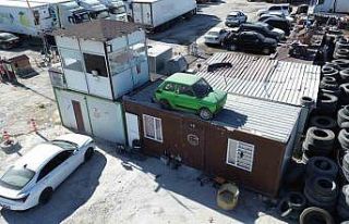 Arkadaşının emanet arabasına zarar gelmesin diye...