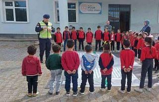 Arpaçay’da öğrencilere jandarmadan trafik eğitimi