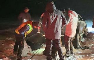 Artvin’de kar nedeniyle araçlarıyla mahsur kalan...