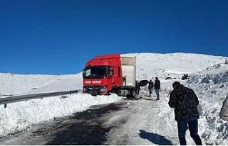 Artvin’de kar yağışı sürücülere zor anlar...