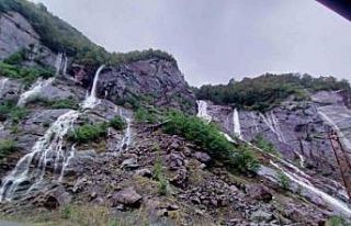 Artvin’de şiddetli yağışta bazı köy yolları...