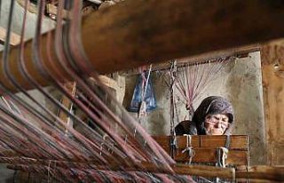 Asırlık tezgahla kumaş dokumaya devam ediyor