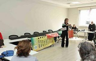 Atıklar, kadınların ellerinde rengarenk çantalara...