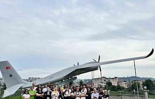 Avrupalı öğrencilerden Akıncı TİHA pozu