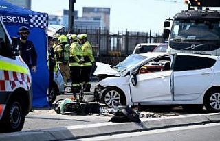 Avustralya’da karşı şeride geçen araç dehşet...