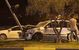 Aydınlatma direğine çarpan otomobilin sürücüsü...