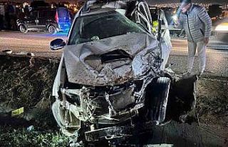 Aydınlatma direğine çarpan pikabın sürücüsü...