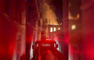 Ayvalık’taki iki metruk evde çıkan yangın mahalleliye...