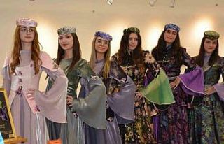 Azerbaycan’ın milli kıyafetleri, İzmir’de sergilendi