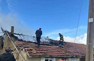 Baca temizliği yaparken samanlık ile evini yaktı