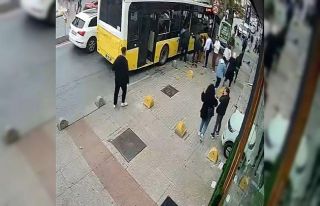 Bahçelievler’de İETT otobüsü ağaca çarptı,...